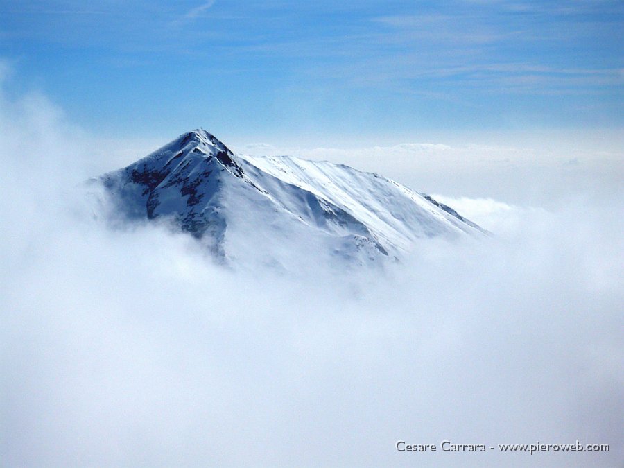 22-il monte Grem buca le lattiginose brume..jpg